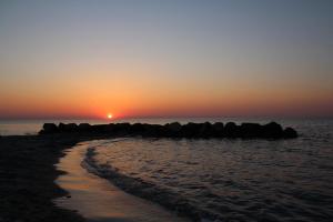 Solnedgang over bølgebryder april 2014